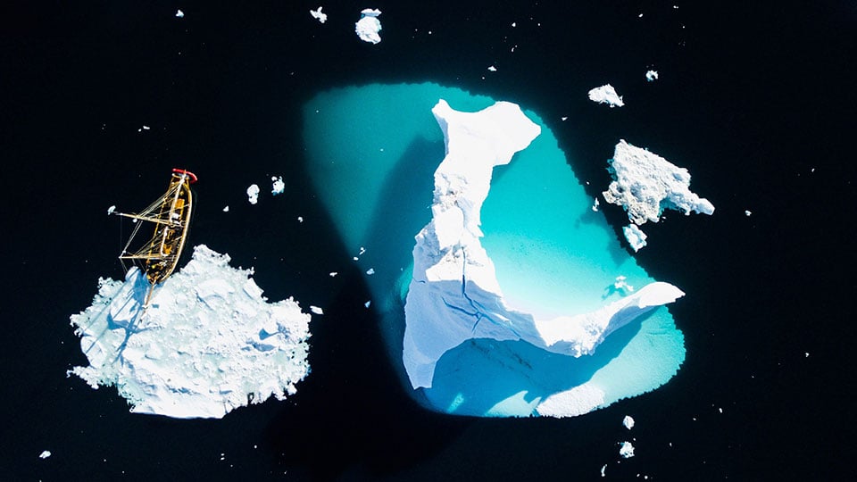 Fotograf: Dylan Shaw
Bildbyrå: Unsplash Ett fartyg vid isberg i Scoresby sund, Grönland